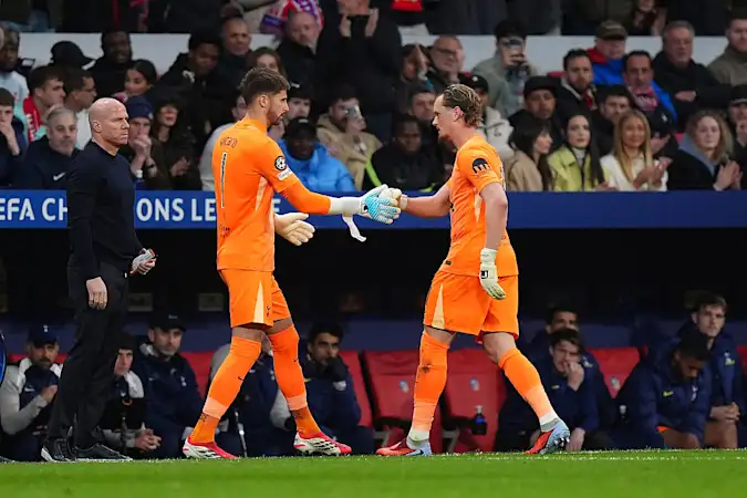 Antonín Kinský and Guglielmo Vicario shake hands after the early substitution against Atletico Madrid.