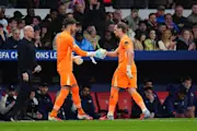 Antonín Kinský and Guglielmo Vicario shake hands after the early substitution against Atletico Madrid. 