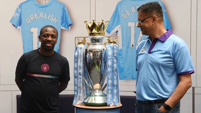 Shaun Wright-Phillips poses with Manchester City