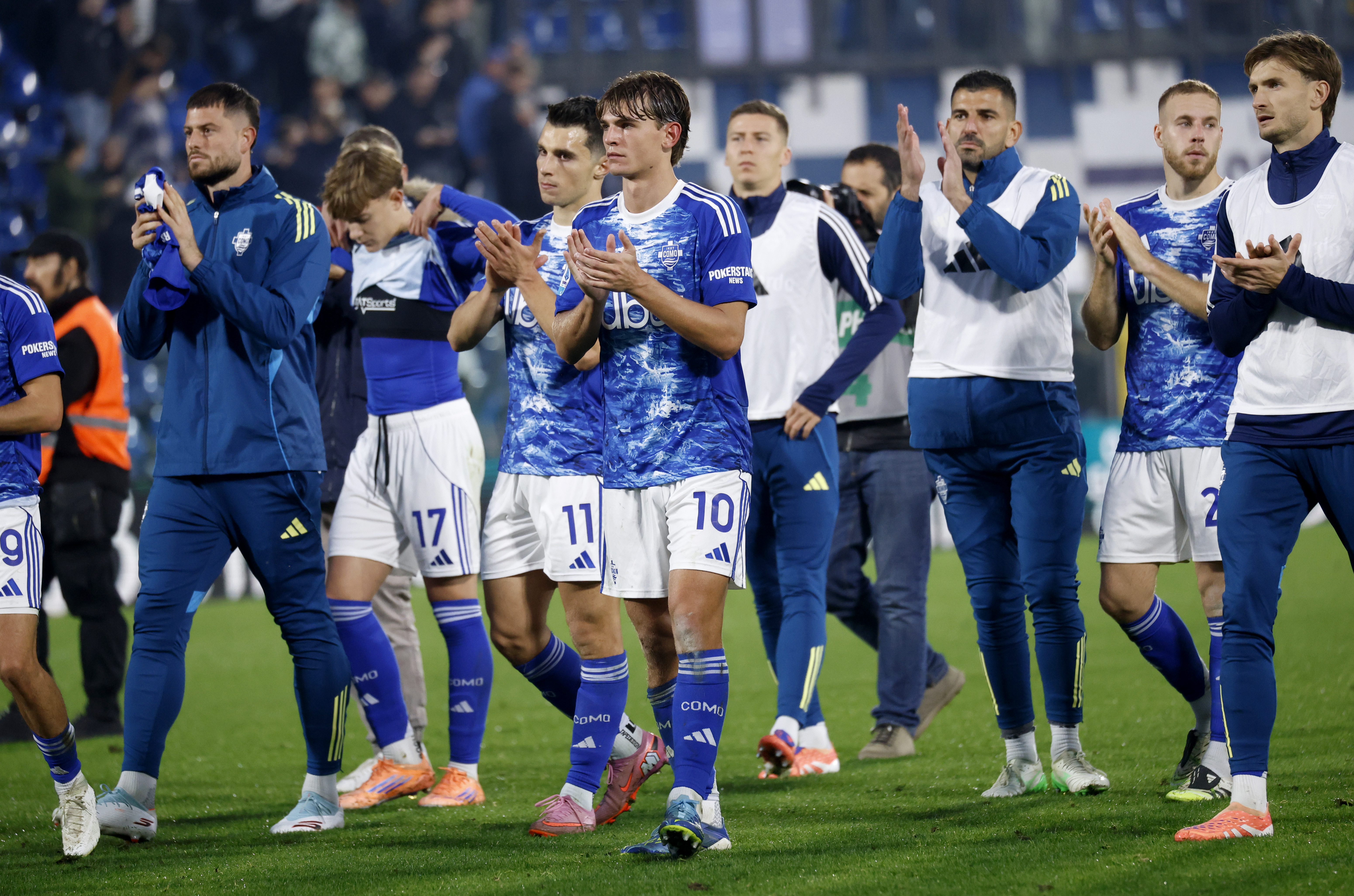 Como applaud their fans following their 0-0 draw with Cagliari