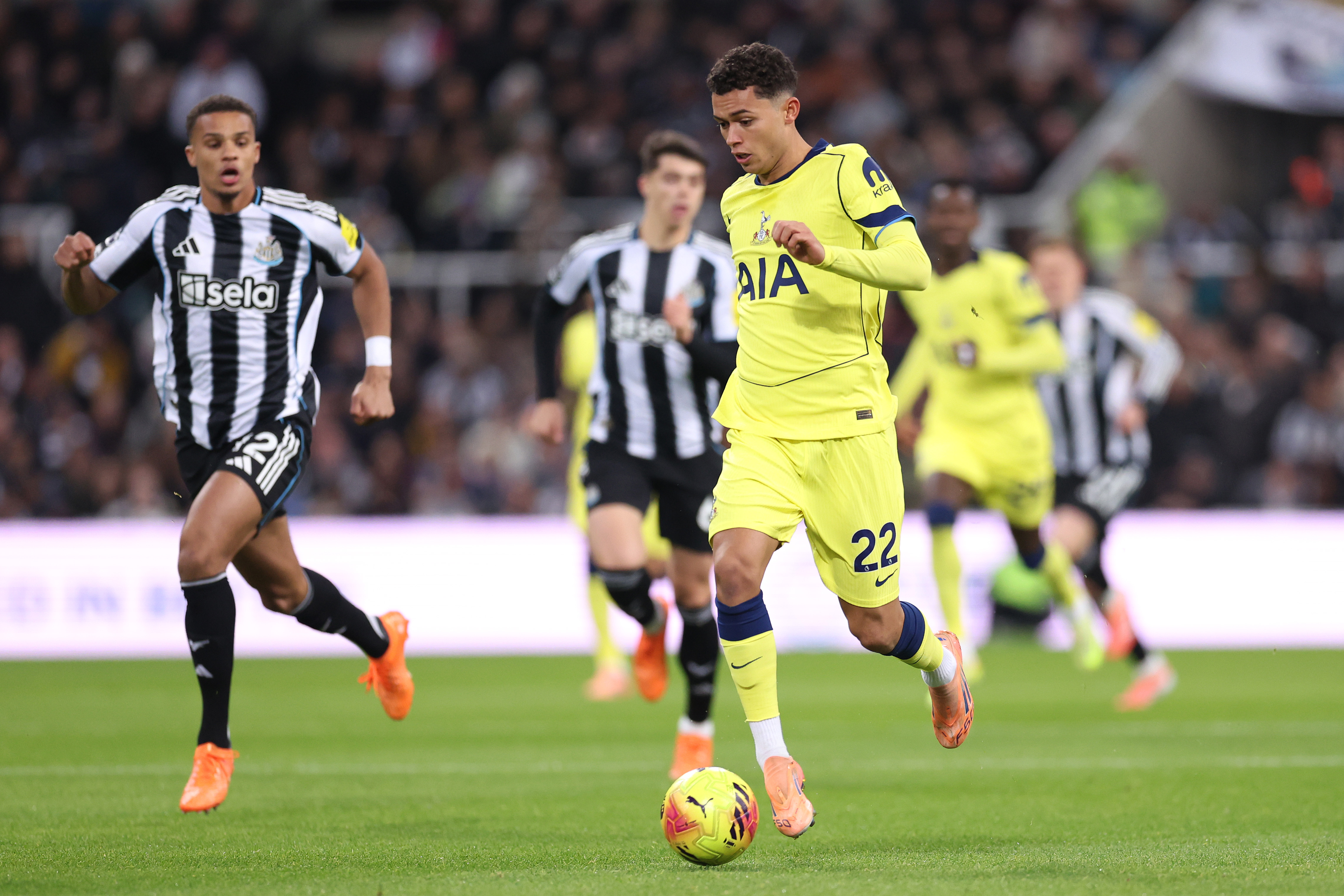 Bournemouth and Crystal Palace in race to sign Brennan Johnson