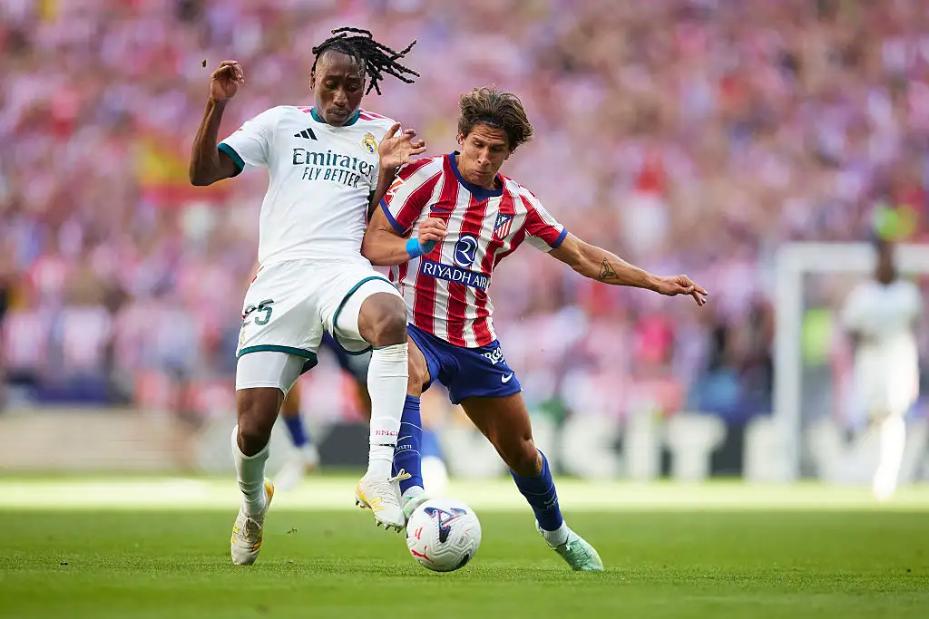 Yan Diomande of Real Madrid competes for the ball with Giuliano Simeone of Atletico de Madrid during the LaLiga EA Sports 2026/27 match between Atletico de Madrid and Real Madrid at Riyadh Air Metropolitano on September 20, 2026 in Madrid, Spain