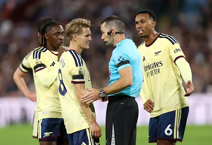 Arsenal players confronting the referee during their 1-0 win over Aston Villa