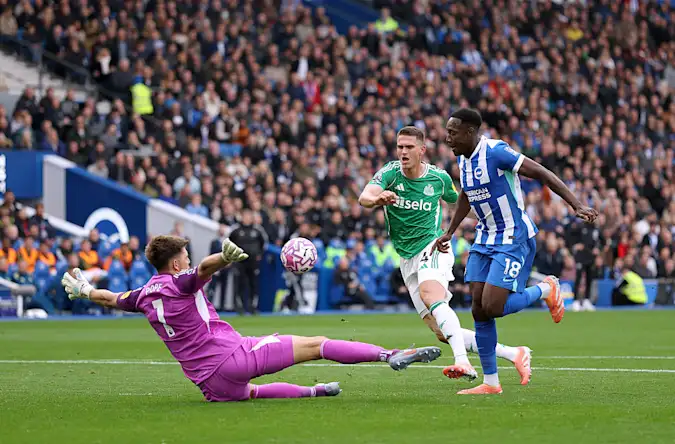 Brighton-s Danny Welbeck scores his team-s first goal against Newcastle United.