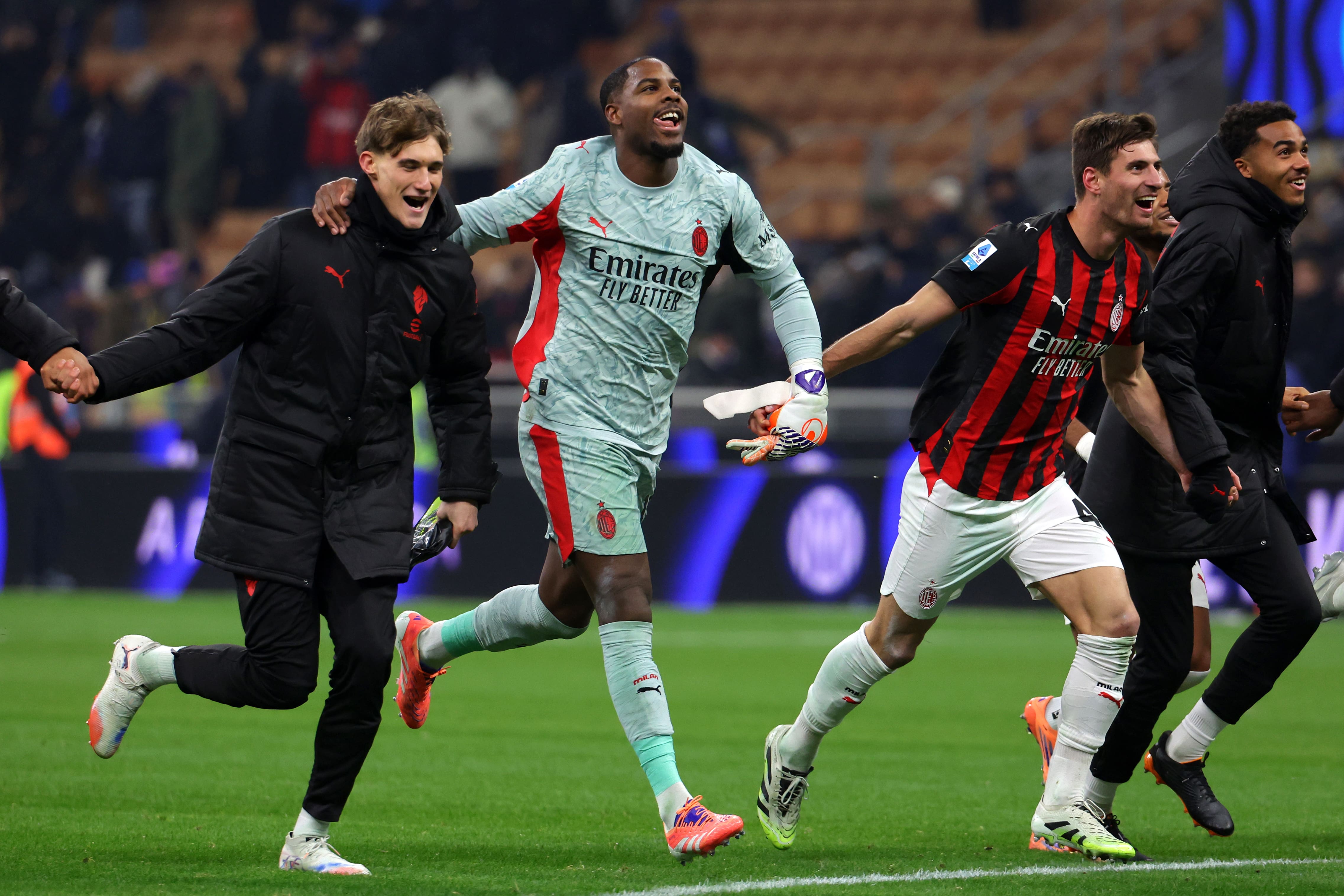 Mike Maignan celebrates with his AC Milan teammates following their 1-0 win over Inter