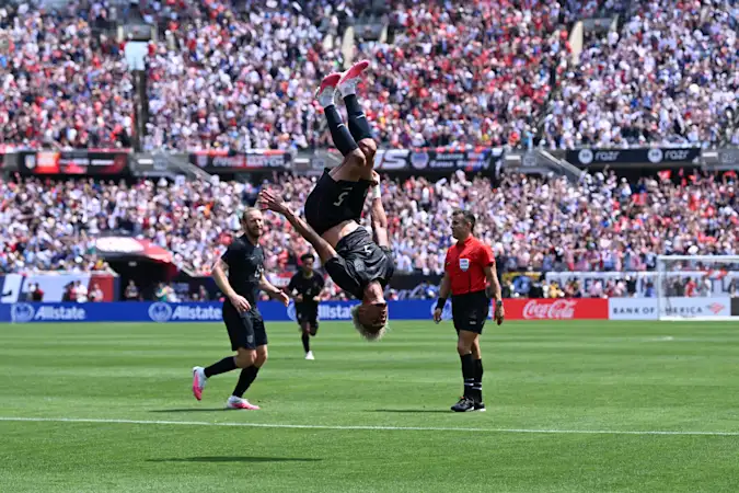Antonee Robinson (USA) celebrates his goal to make it 1:1