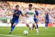 Nacho Vidal challenges Rodrigo Mendoza during Elche's welcome of Real Oviedo in September